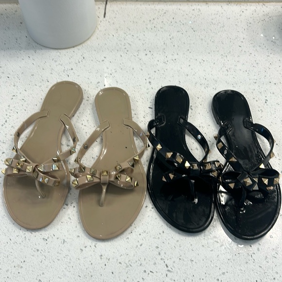 Shoes - Rock stud bow flip flops